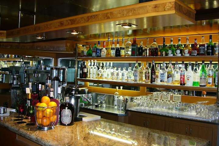 Lounge 6 of 11