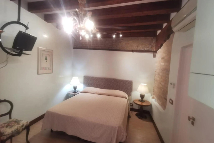 Room 2 of 10