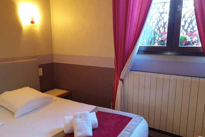 Room 4 of 43