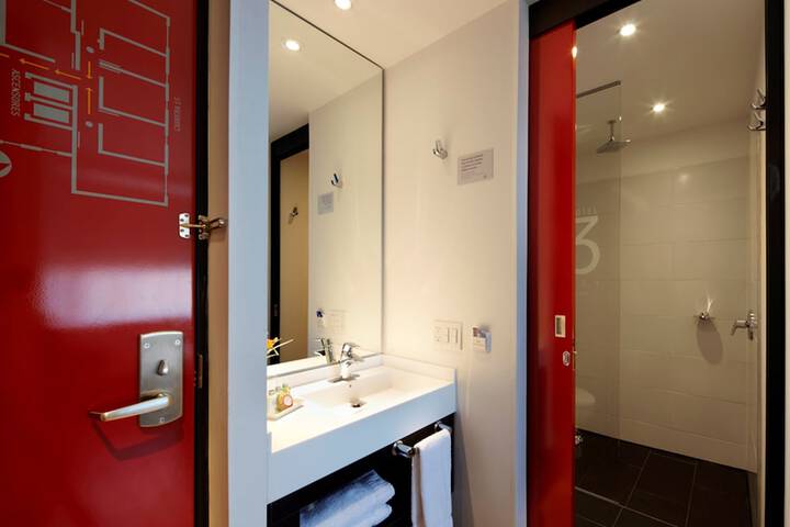 Room 27 of 74