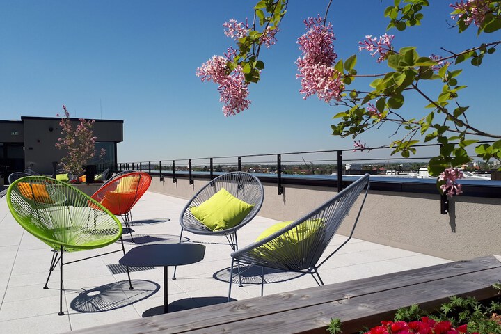 Sundeck 83 of 96