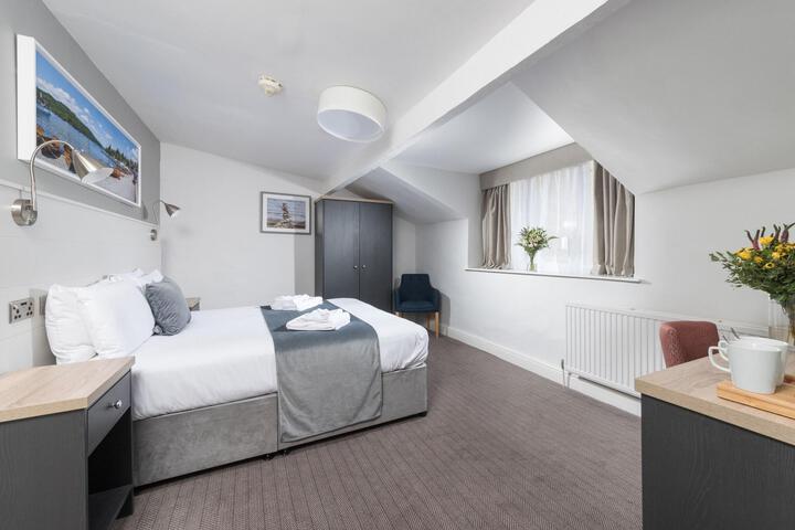 Room 3 of 76