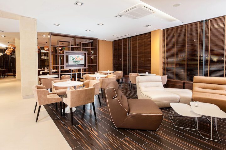 Lounge 33 of 48
