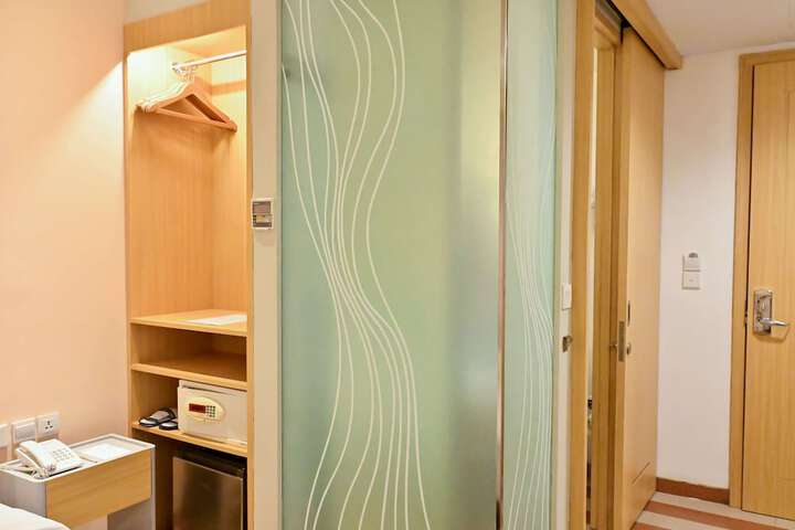 Room 47 of 168