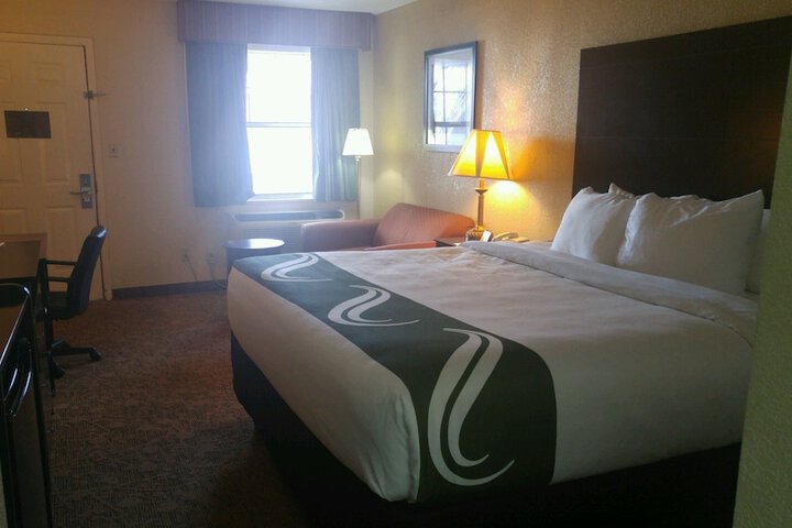 1 King Bed (1 of 15)
