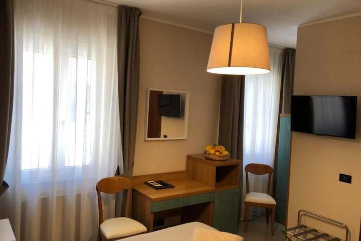 Room 28 of 102