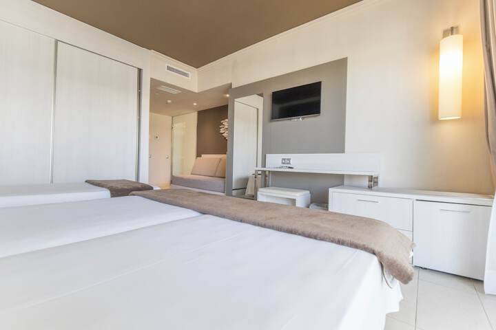 Room 25 of 153