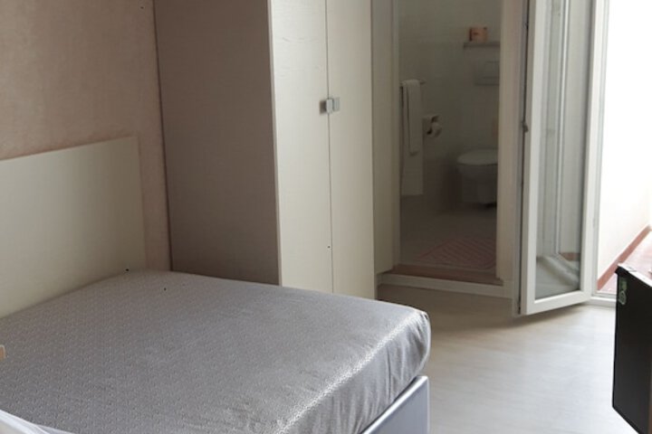 Room 28 of 67