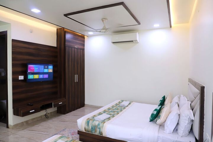 Room 6 of 12