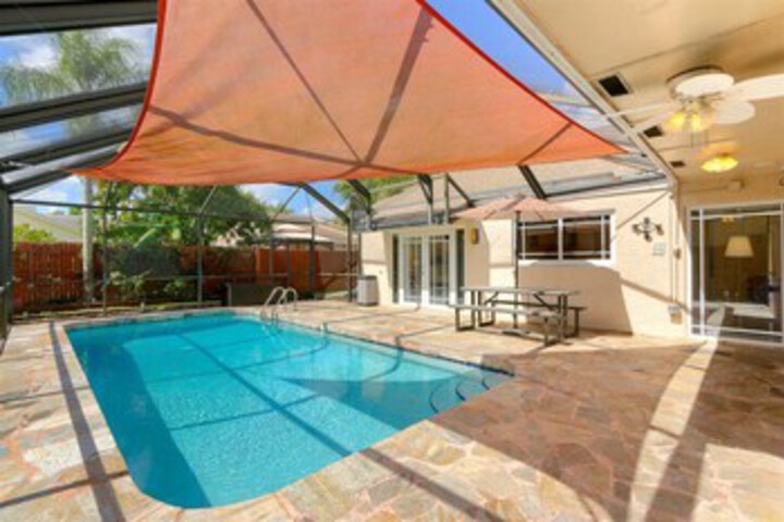 Exterior of Golden Tropics 30 Minutes From Superbowl 2020 Pool Fenced Backyard