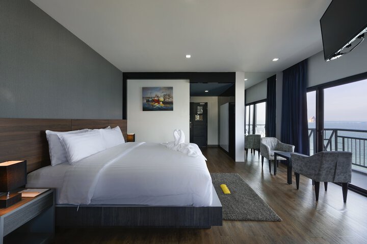 Room 10 of 77