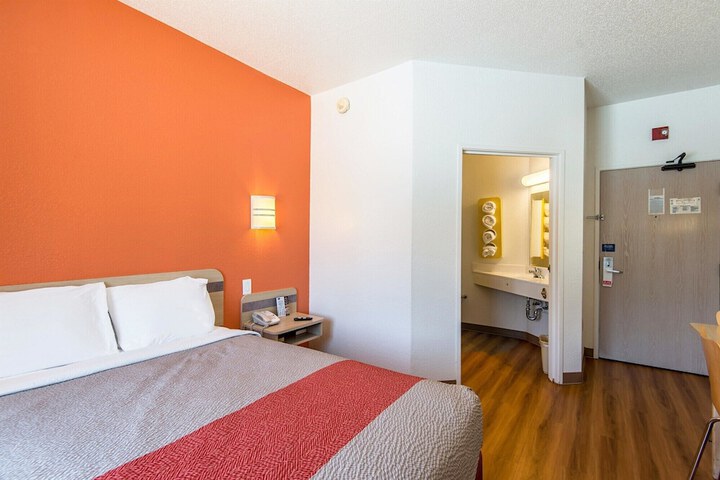 Room 21 of 38