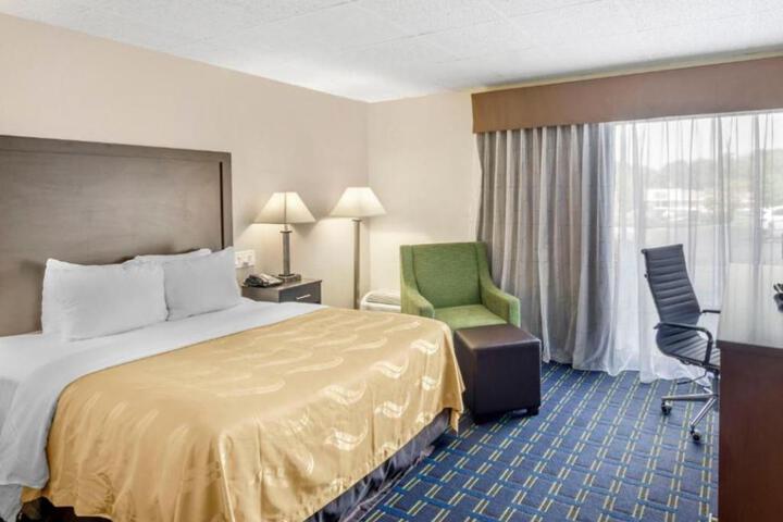 1 Queen Bed (12 of 12)