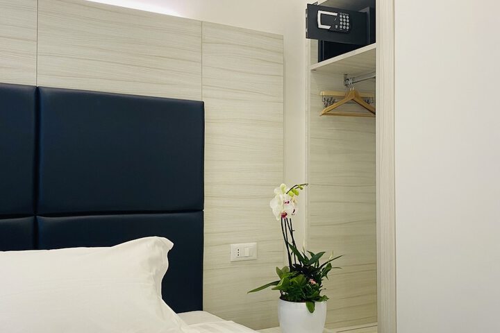 Room 6 of 30