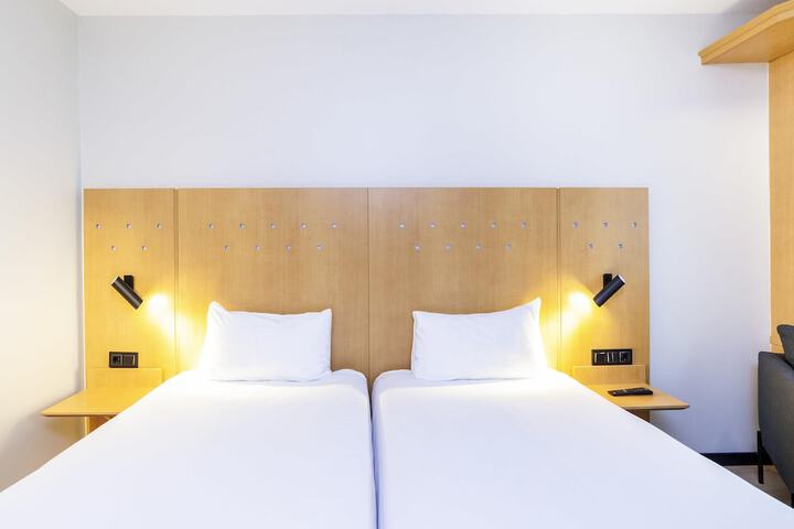 Room 8 of 77