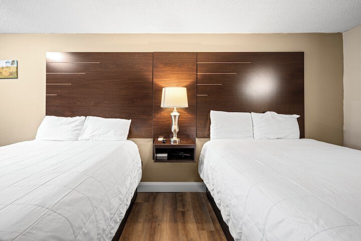 2 Queen Beds (10 of 18)