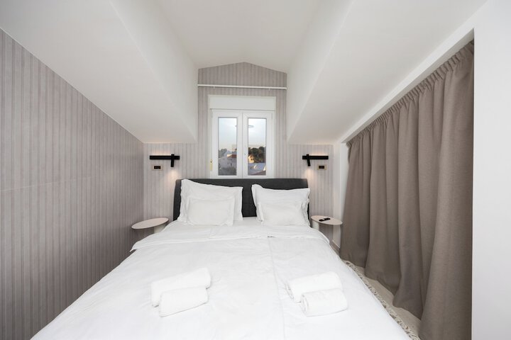 Room 7 of 169
