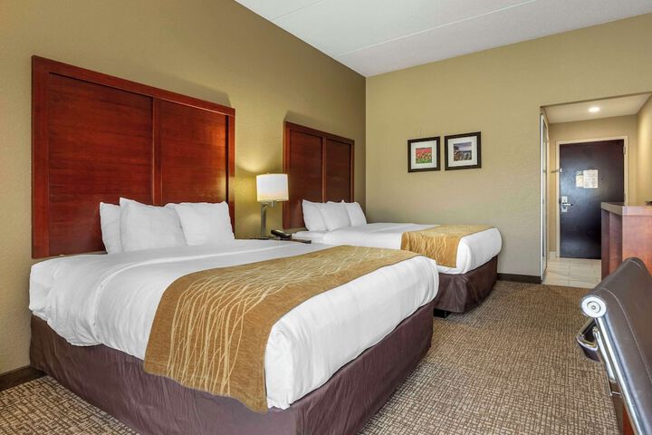 2 Queen Beds (2 of 13)