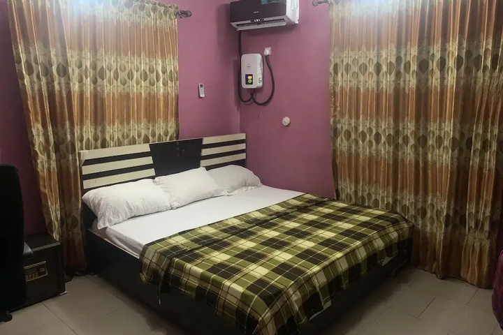 Room 6 of 12