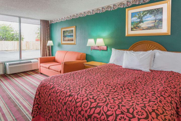 1 King Bed Deluxe Room Sofa Bed (3 of 7)