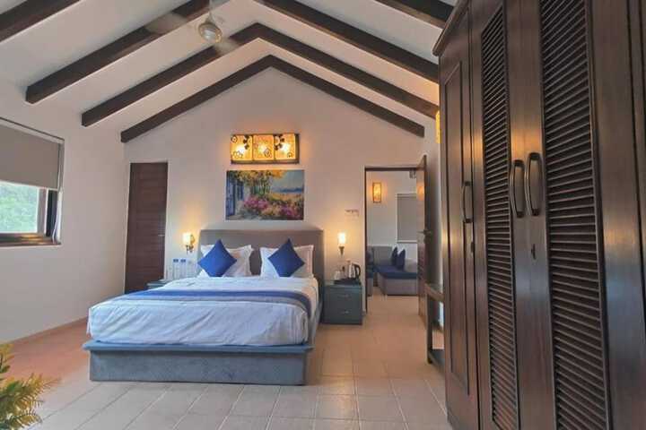 Room 9 of 34