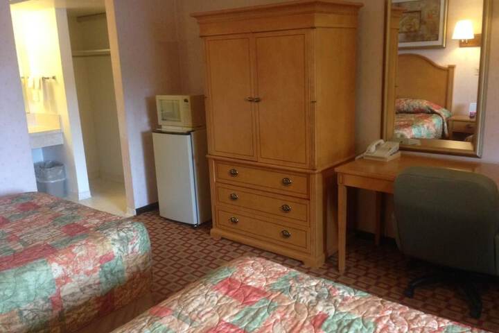Deluxe 2 Queen Beds (6 of 7)