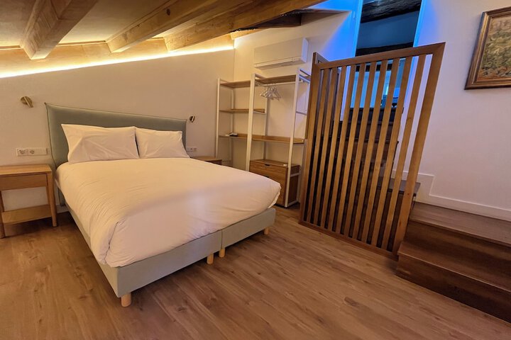 Room 8 of 18
