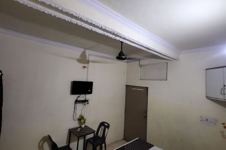 Room 6 of 12