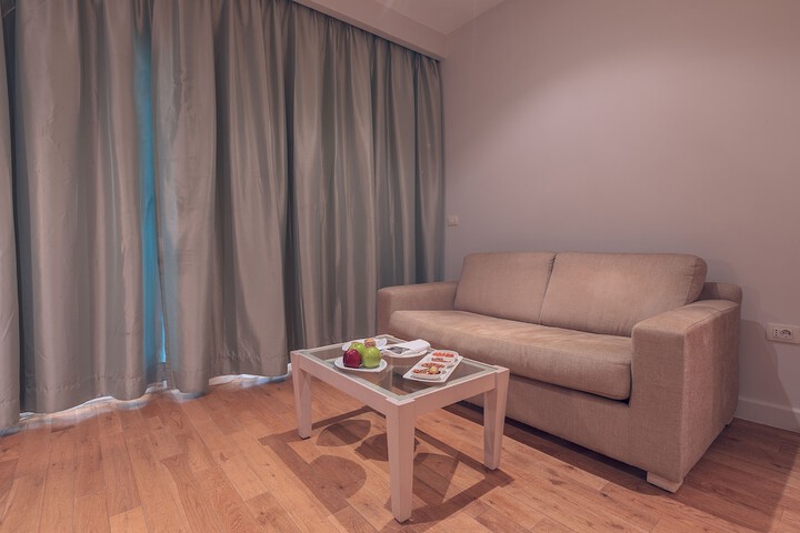 Room 10 of 90
