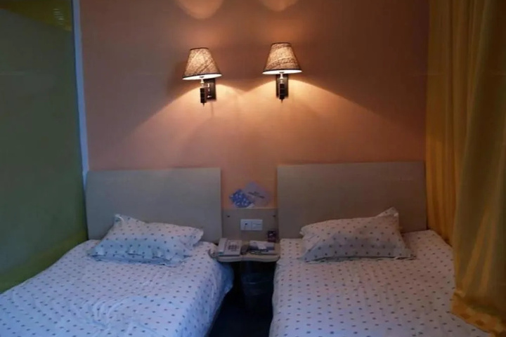 Room 3 of 10