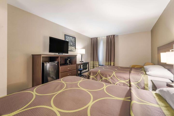 2 Queen Beds (6 of 12)