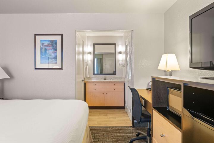 1 Queen Bed High Speed Internet Accessible Microwave, Refrigerator, Continental Breakfast (9 of 29)