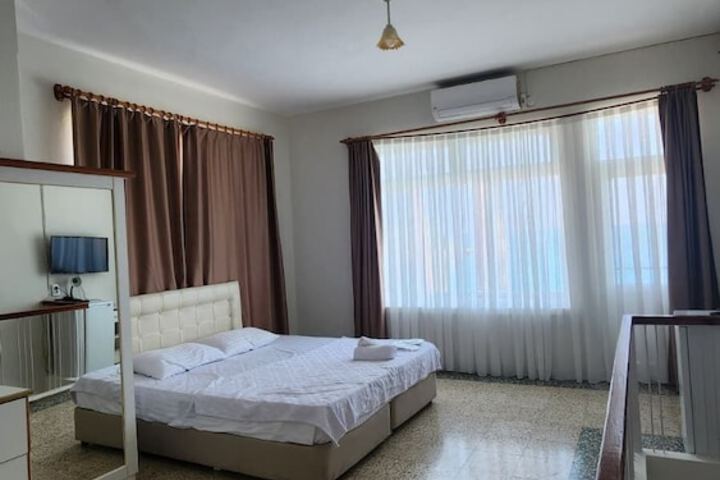 Room 6 of 13