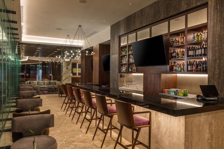 Lounge 64 of 76