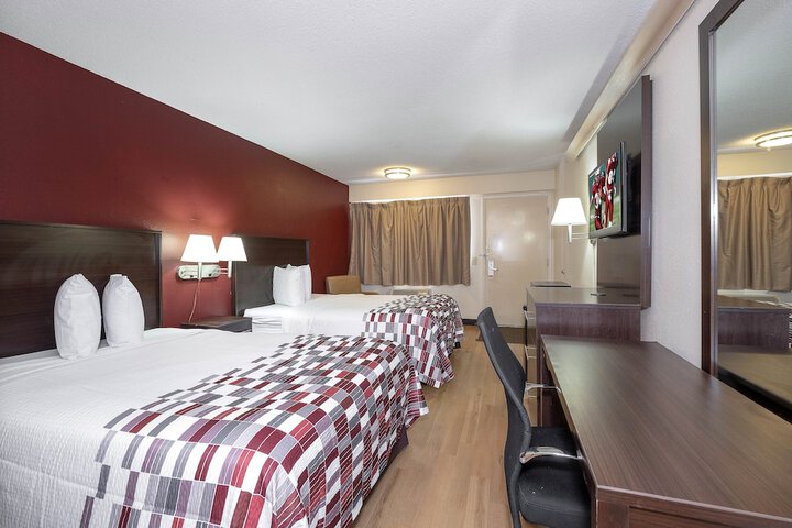 Double Deluxe King Bed (1 of 9)
