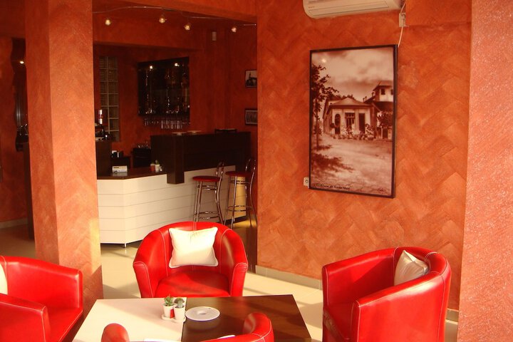 Lounge 19 of 22