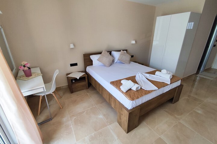 Room 3 of 82
