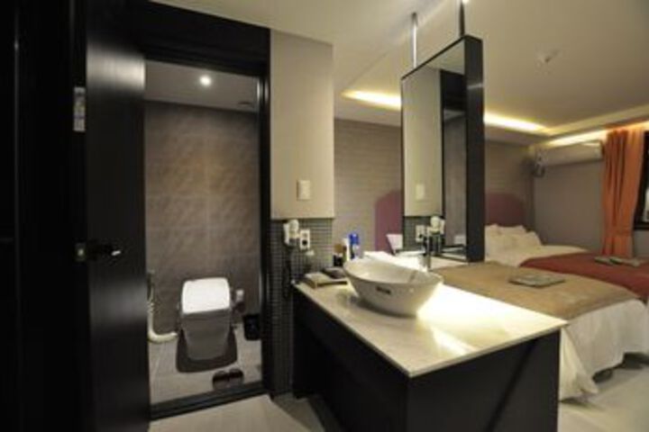Room 5 of 76