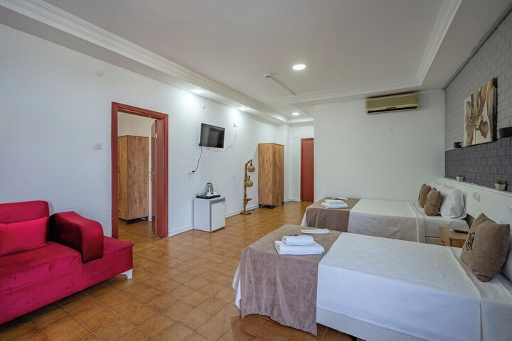 Room 7 of 28