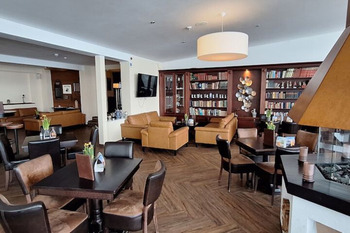 Lounge 51 of 67