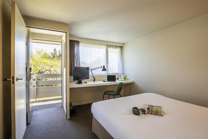 Room 2 of 38