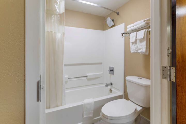 1 King Bed Room High Speed Internet Accessible Microwave and Refrigerator Work Desk Contine (16 of 18)