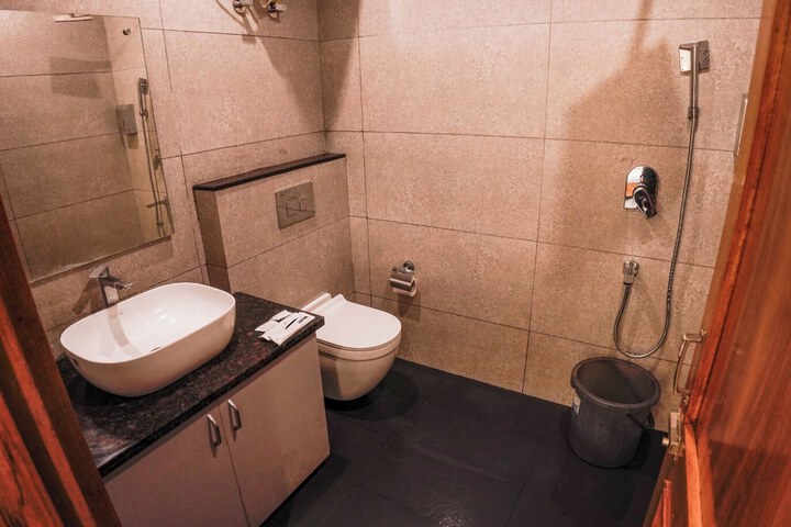 Room 33 of 46