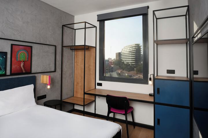 Room 10 of 65