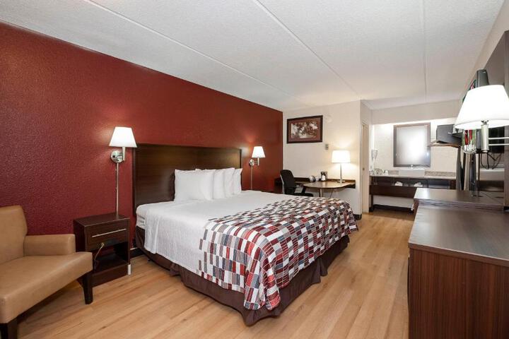 1 King Bed (6 of 9)