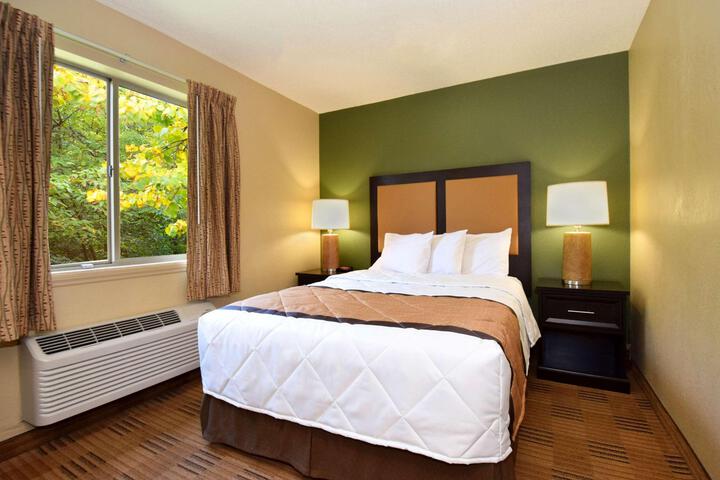 Queen Bed Kitchen Accessible (9 of 12)