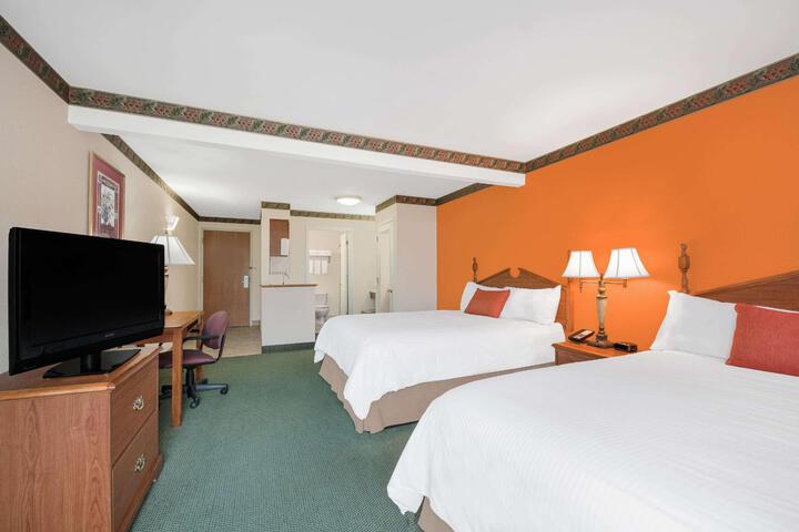 2 Queen Beds (10 of 11)