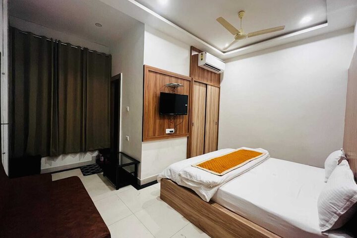 Room 4 of 11