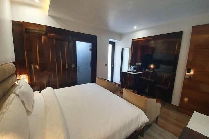 Room 4 of 13