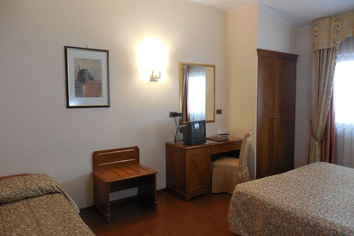 Room 6 of 32